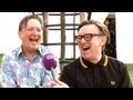 Capture de la vidéo Squeeze Interview (Glenn Tilbrook And Chris Difford) At Cornbury Festival 2013