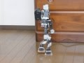 自然に歩く二足歩行ロボット