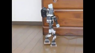 自然に歩く二足歩行ロボット