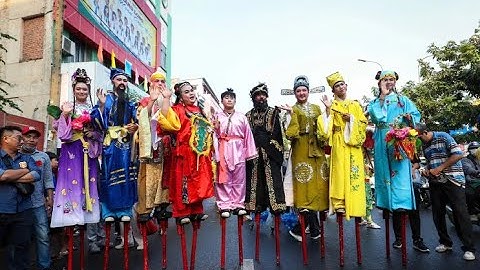 Hàng ngàn người tập trung ở Chợ Lớn xem lễ diễu hành Tết Nguyên tiêu