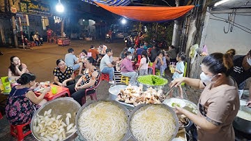 Độc lạ quán bánh canh chưa bán khách đã kéo đến ngồi xí chỗ, chủ quán múc không kịp bán