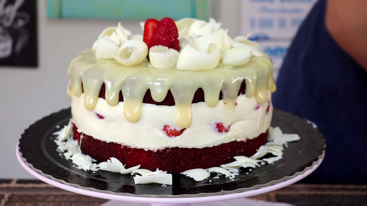 Surpreenda a todos com esse bolo Red Velvet de 4 leites e morango fresco