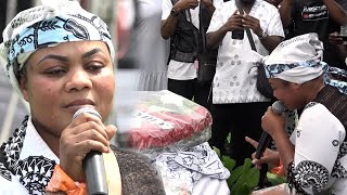 😭Tears flow as Empress Gifty bids her mother a heartfelt farewell, singing her favorite song