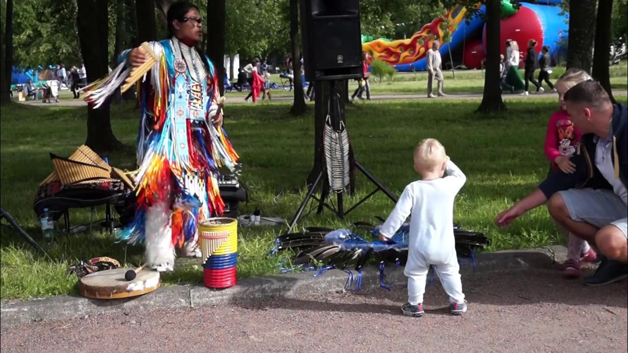 Детский танец индейцев. Индейцв.