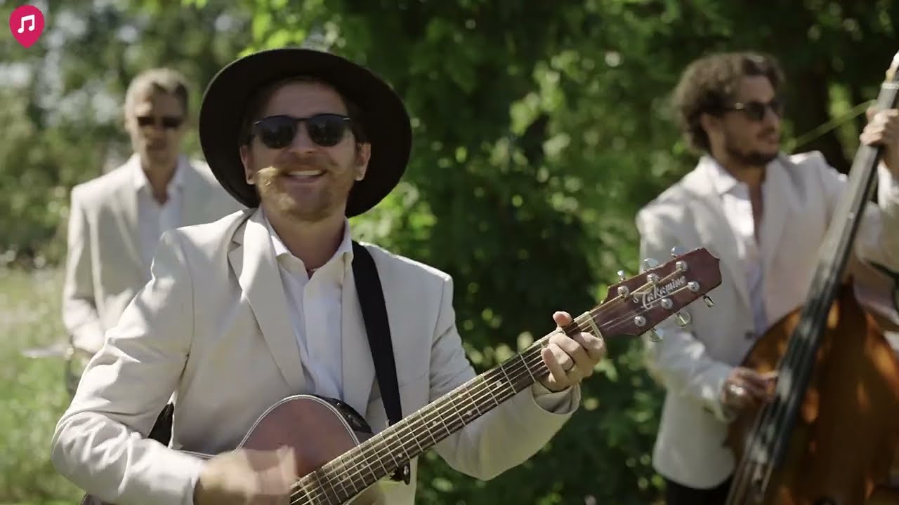 Luxury Wedding & Events Roaming band in Paris, France - Wandering Wonders