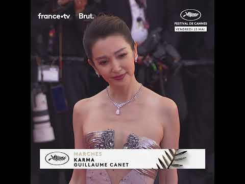 Simone Ashley illumine la montée des marches !