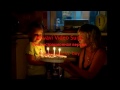 малышка Аннушка считает свечи на своем тортике