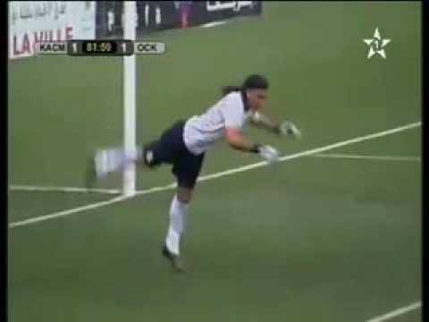 الحارس مغربي حمزة بودلال يقلد الكولومبي هيغيتا 