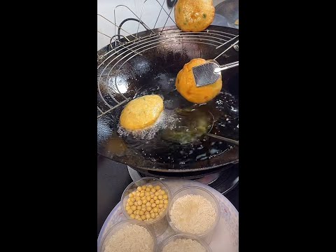 Cooking deepfried rice cakes.