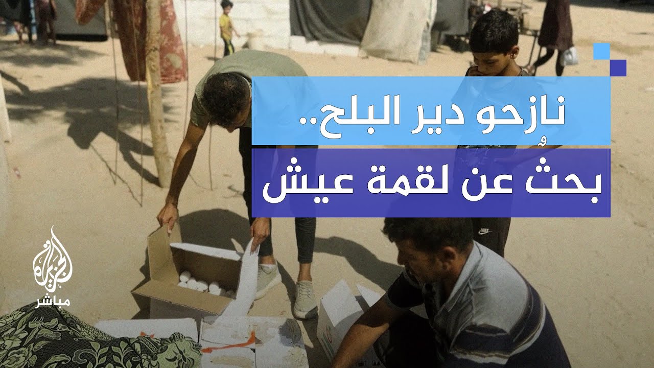 نازحون في دير البلح يقيمون بسطات أمام خيامهم لتوفير مصدر رزقهم