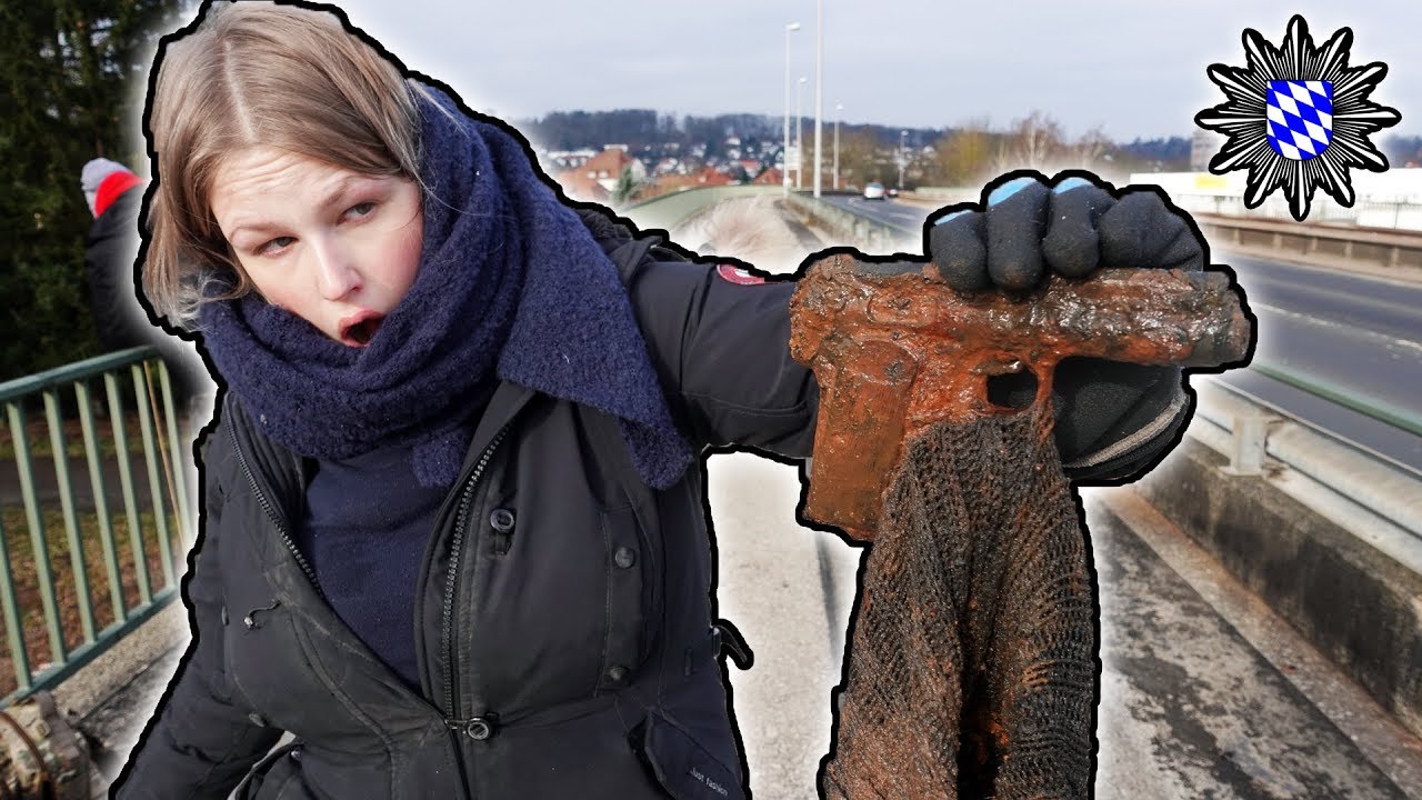 POLIZEI EINSATZ, weil Aimi eine versteckte WAFFE beim MAGNETFISCHEN findet!  - YouTube