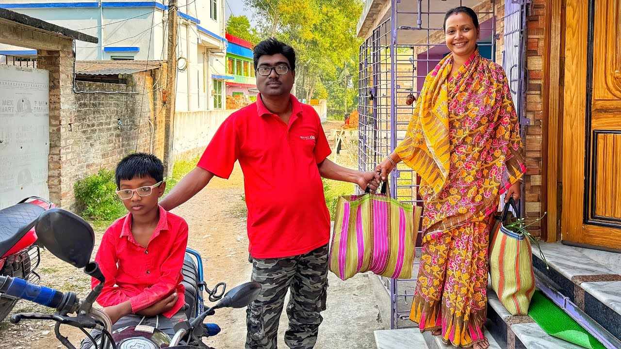 নতুন হাট থেকে প্রচুর বাজার করলাম, দুপুরে পেঁয়াজকলি দিয়ে কাতলা মাছ, লাউয়ের বড়া, ছুটির দিন জমজমাট