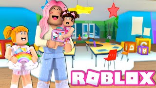 Familia Roblox - Llevo a Mi Bebe Bloxy al Daycare - Titi Juegos