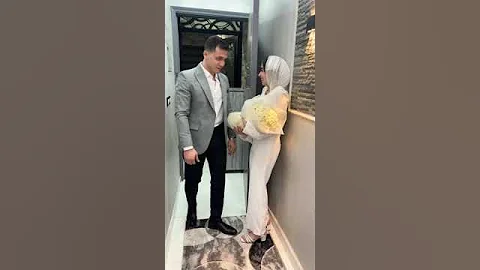 يعاملني بطيبه واحساس 