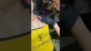 Xăm ngực cho e gái mới lớn