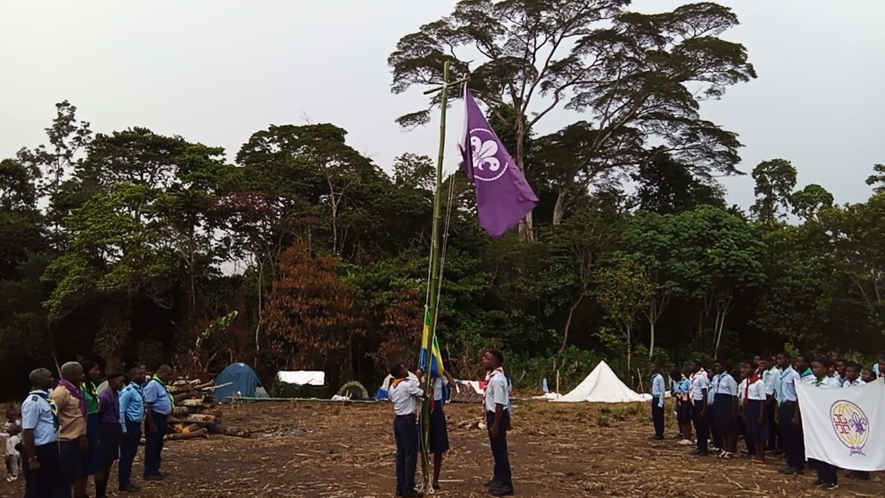Association des scouts et guides catholiques: descente des couleurs