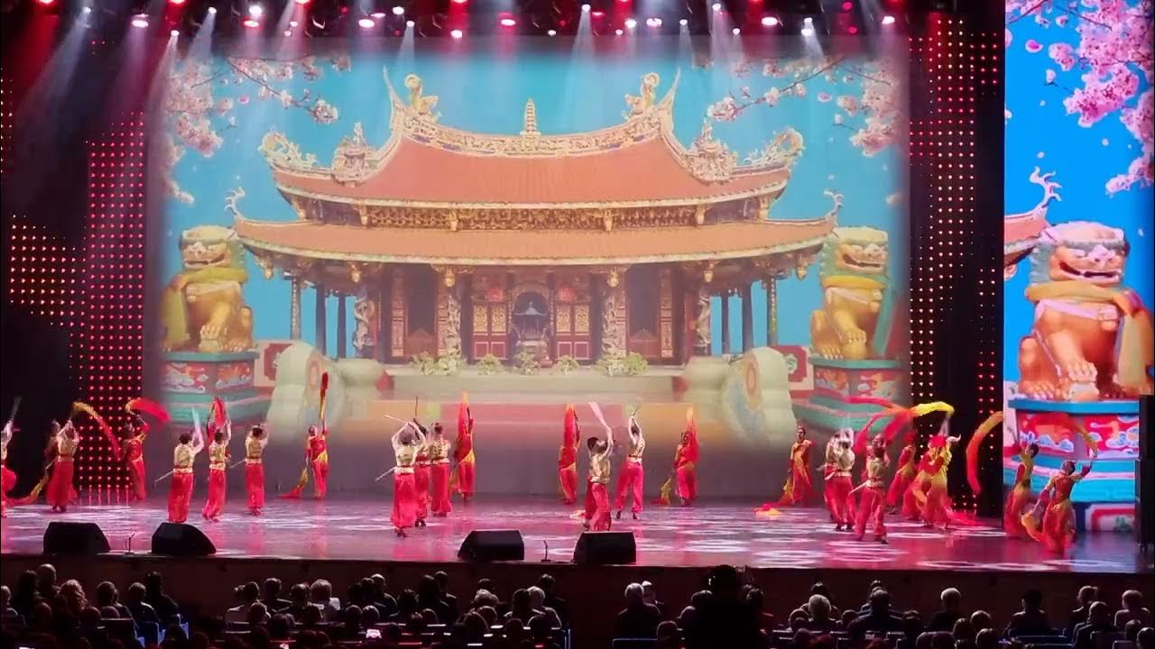 Подростки поют и танцуют. Дети поют и танцуют. Эстрадное пение. Мальчик и девочка с гитарой. Современные танцы.