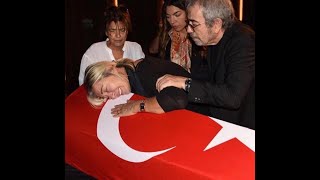 إنهيار زوجة الممثل التركي طارق أنلو أوغلو بطل وادي الذئاب في جنازته