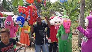 BUANYAK BADUT-BADUT LUCU PAWAI BUDAYA/KARNAVAL BAWA BALON TERBANG/BALON KARAKTER - BALONKU ADA LIMA