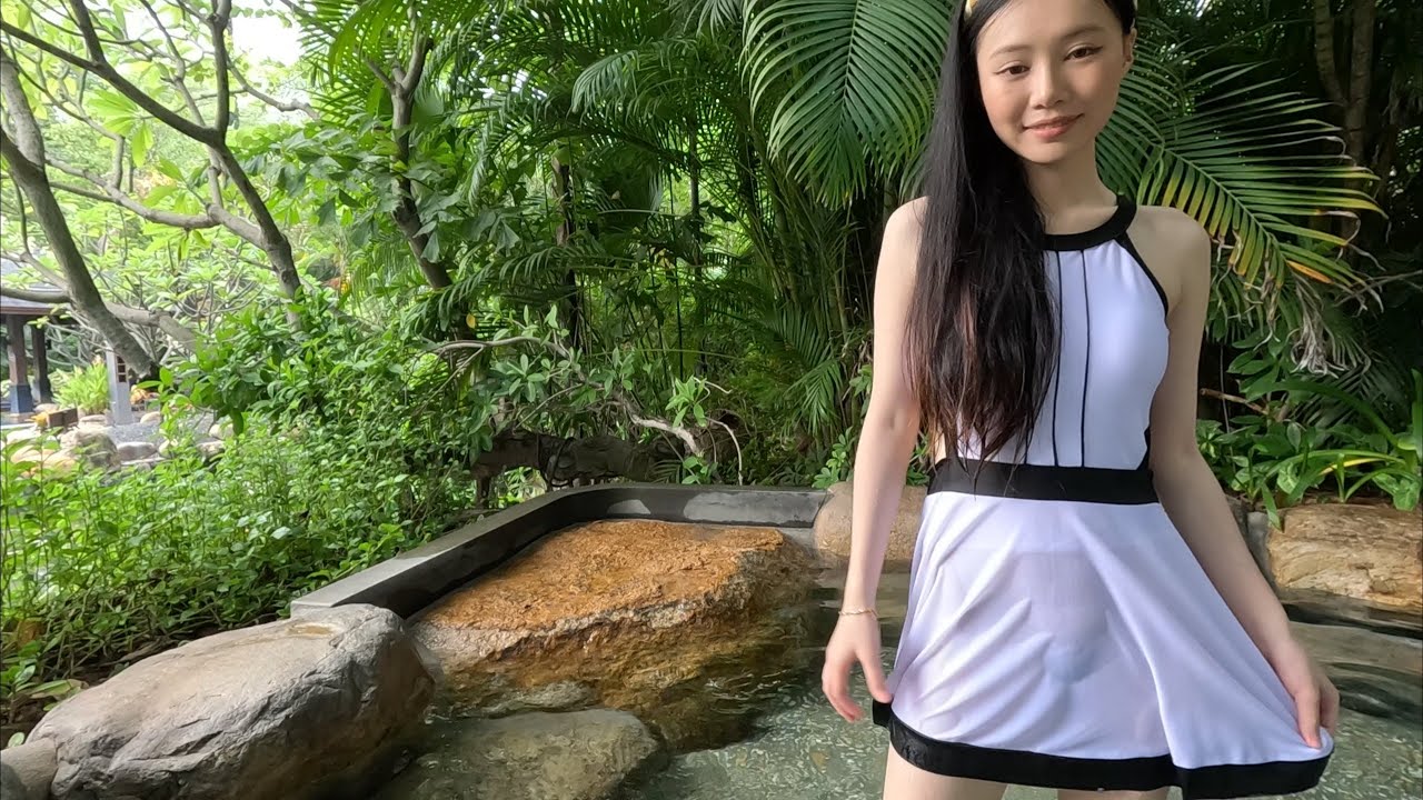 甜甜的可可在优美的温泉，展示我们proudfox家设计的温泉泳衣