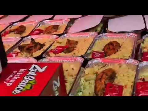 توزيع وجبه ساخنه في احد معسكرات النازحين