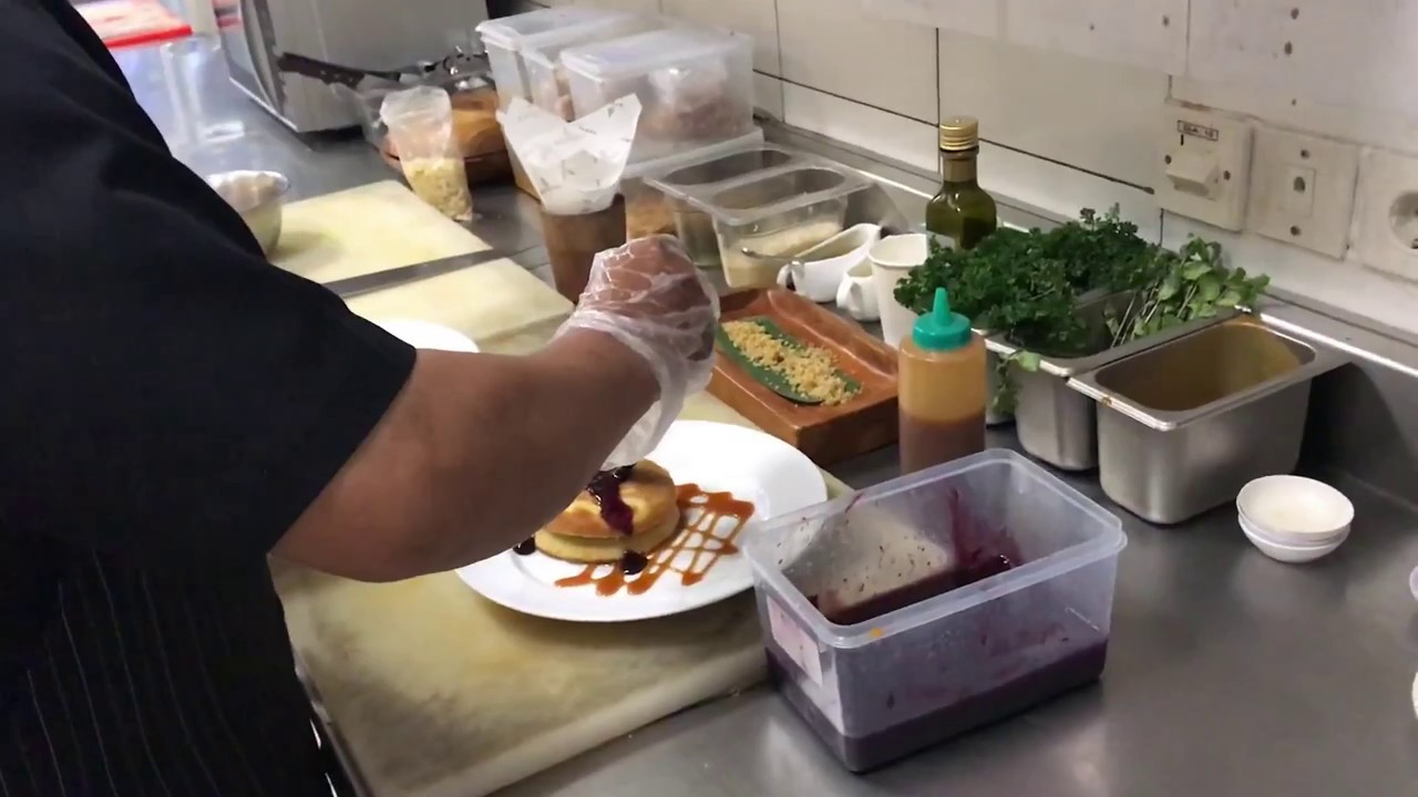 Ngapain aja ya kalau kerja di cafe & restonya Gramedia?