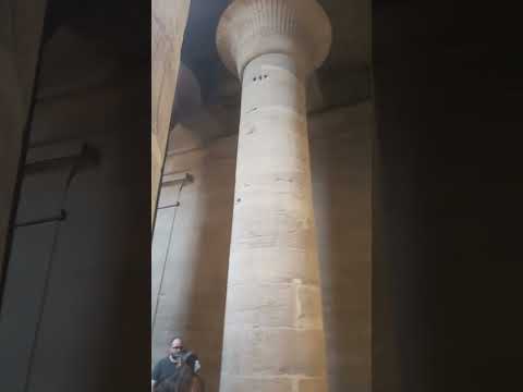 صالة الاعمدة بمعبد فيلة والمذبح وعلامات الصليب آثار تحولها لكنيسة عام ٥٧٥م