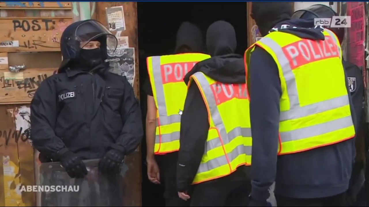 Eine Oase linker Rechtsverachtung  -- 200 Polizisten durchsuchen Rigaer Str. -- Abendschau 20200709