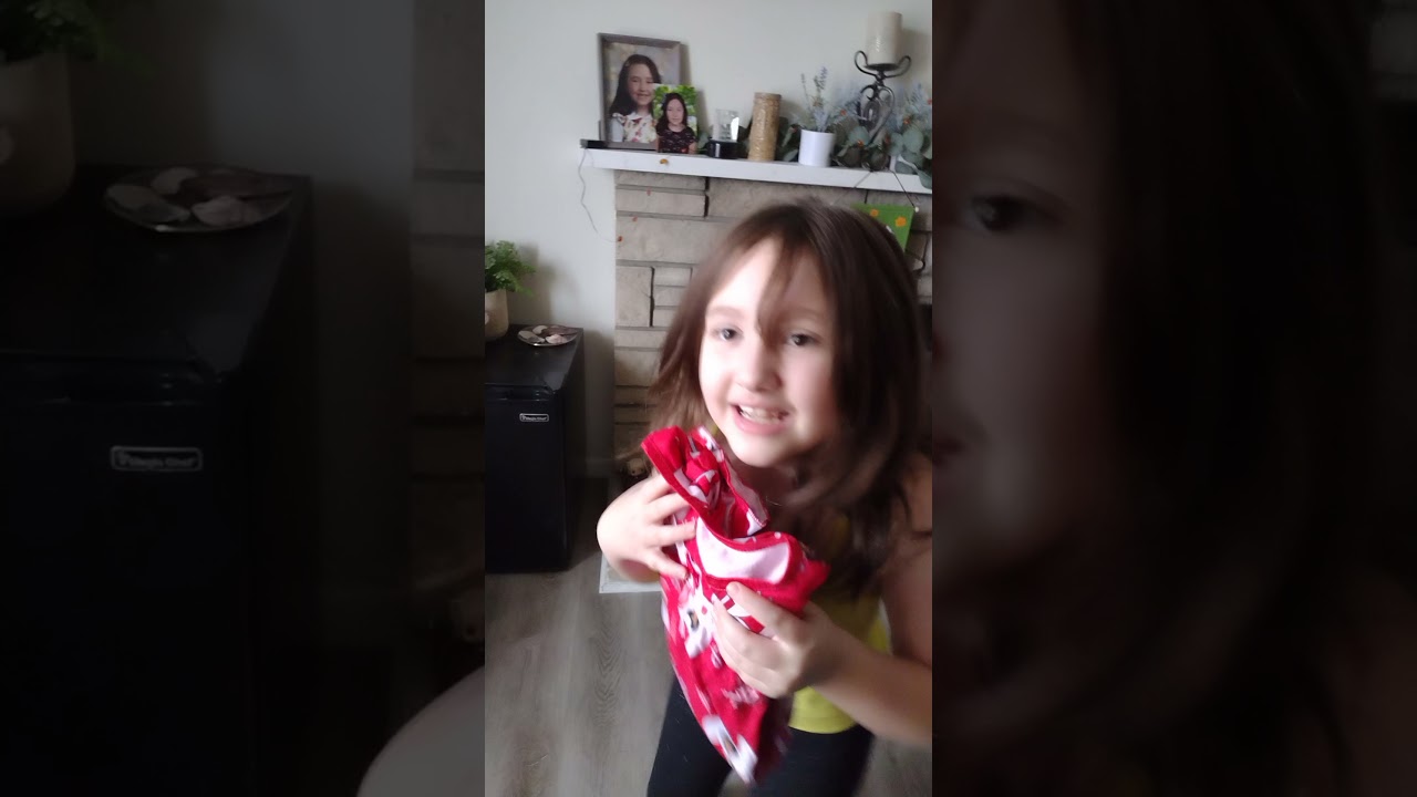 MY ELF CAME! DON'T TOUCH HER MOM!! 🎄😀