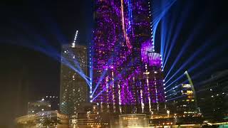 Dubaj. Tańczące fontanny wieczorem