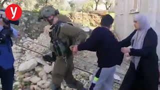 תיעוד: קצין צה'ל מותקף בידי פלסטיניות במהלך מעצר נער