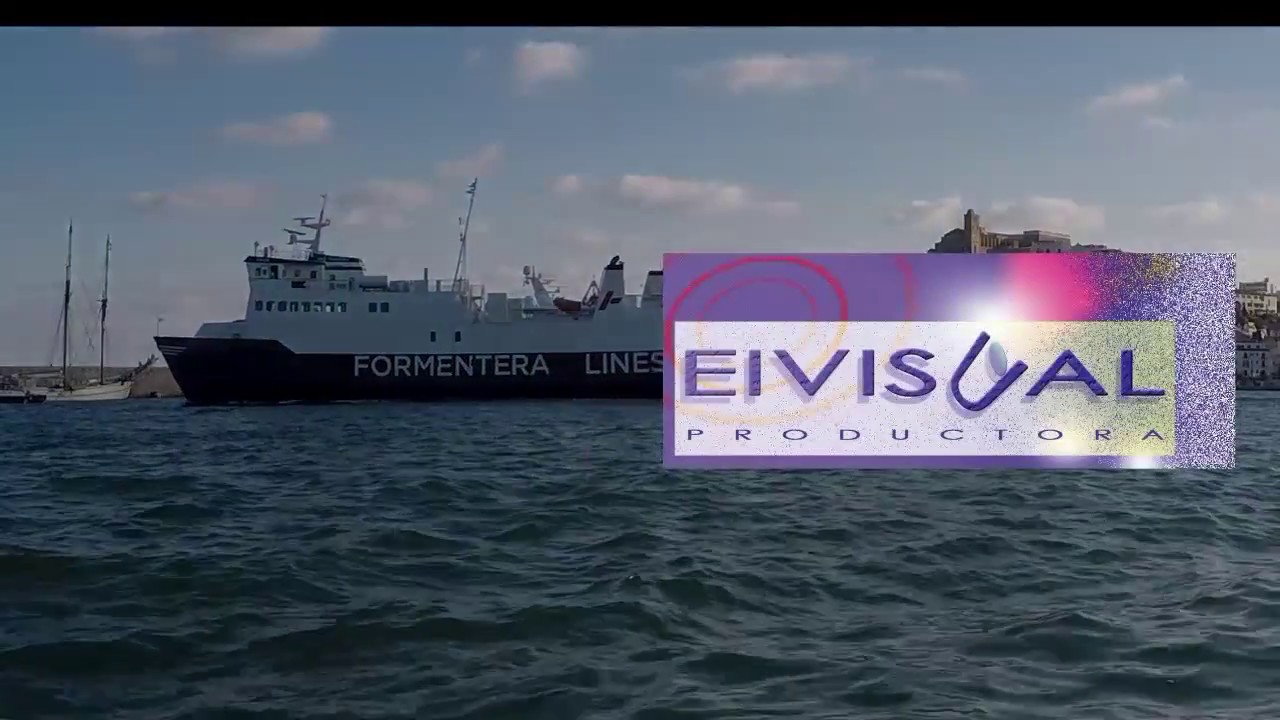 Ferry Cristobal Colón sale del puerto de Ibiza