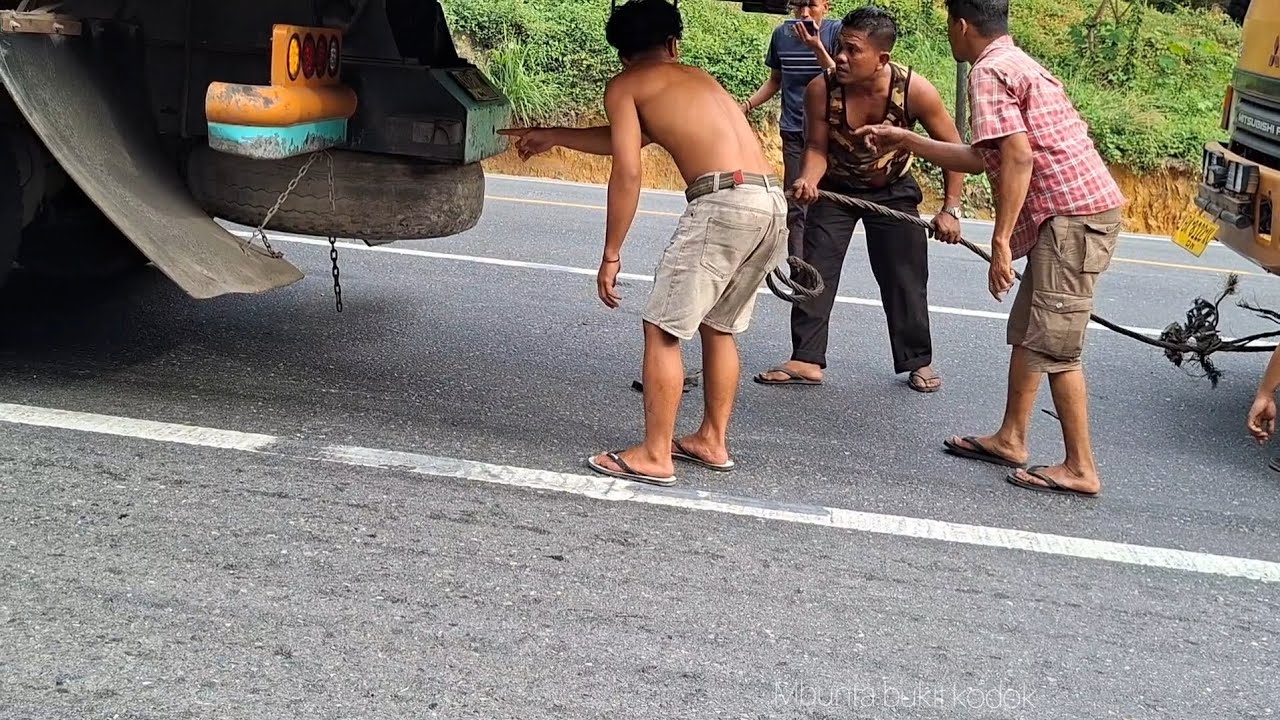 Driver Muda berjiwa Mulia, Tiba - tiba  datang Membantu dan menolak di beri Imbalan