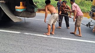 Download Lagu Driver Muda berjiwa Mulia, Tiba - tiba  datang Membantu dan menolak di beri Imbalan MP3