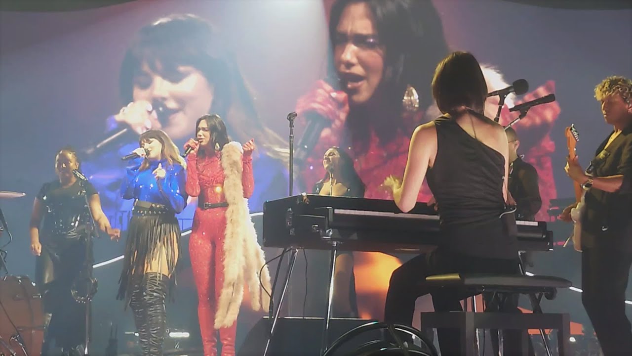 Dua Lipa, Ewa Farna - Na ostří nože (live in Prague)