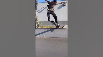 👏@kwalks @realskateboards Fs TailSlide Flip Out. #skateboard#maximoskateshop #skateforlife