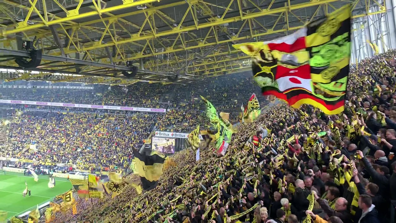 BVB gegen Schalke 04 Derby „You will never walk alone“ mit Blick auf die Südtribüne