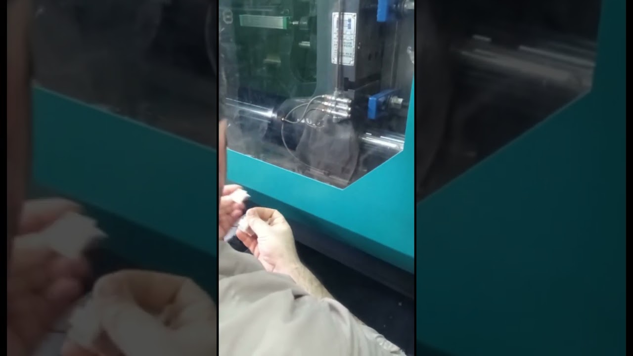 automatic injection molding machine for small tools mould running with robot and monitor action