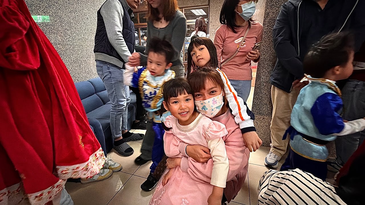 小菲2025聖誕晚會.小女兒是E人無誤，跳得真好