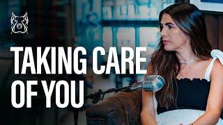 Staying Grounded as a Mother of Four, Entrepreneur, Wife, & Philanthropist
In this podcast clip from The Big Dawgs with Manning Sumner, Rachael Russell Saiger shares how she stays grounded while balancing life as a mother of four, entrepreneur, wife, and philanthropist. She discusses the daily habits, mindset, and routines that help her maintain focus, energy, and purpose.
Connect with us:
Rachael Russell Saiger’s Instagram: https://www.instagram.com/rachael.russell/
Style Save’s Instagram: https://www.instagram.com/stylesaves/
Miansai’s Instagram: https://www.instagram.com/miansai/
Host:
Manning Sumners Instagram: https://www.instagram.com/manningsumner
Manning Sumners Twitter: https://twitter.com/manningsumner
The Big Dawgs: with Manning Sumner Instagram: https://www.instagram.com/thebigdawgswithmanningsumner/
NO DAYS OFF Premium Water:
Instagram: https://www.instagram.com/drinknodaysoff/
Website: www.drinkndo.com
Amazon: https://www.amazon.com/NDO-H2O-Ultra-Premium-Sparkling-Water/dp/B0BWS8NL22?th=1
No Days Off & Legacy:
No Days Off Instagram: https://www.instagram.com/nodaysoff/
No Days Off Apparel: https://shopnodaysoff.com/
Legacy Gyms (Try your first PIT workout free!): https://legacyfit.com/
The Big Dawgs: with Manning Sumner brings you insights from former Celebrity Trainer Manning Sumner, CEO and Founder of LEGACY and NO DAYS OFF. Each podcast episode features inspiring guests and dives into topics like health, wellness, fitness, entrepreneurship, wealth, discipline, self-improvement, life lessons, and actionable advice. Whether you are someone, or aspire to be someone, who NEVER takes a day off on themselves and is committed to becoming their BEST self, this podcast is for you. NO DAYS OFF. Staying Grounded as a Mother of Four, Entrepreneur, Wife, & Philanthropist