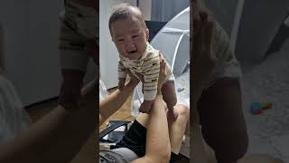 아빠 무릎위에서 놀면서 재밌어하는 104일차 아기 #귀여운 #아기 #cute #baby #아빠