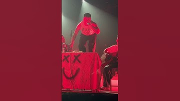 Thumbnail of Olly esclusivo in "Depresso fortunato" live 🎶 🎤🔥 [Tour 2025] #Shorts