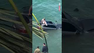 Ayvalıkta Sahil Yolunda Kontrolden Çıkan Otomobil Denize Uçtu