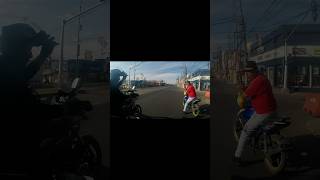 Le pidió que lo empuje. La gasolinera y le dijeron que nooo