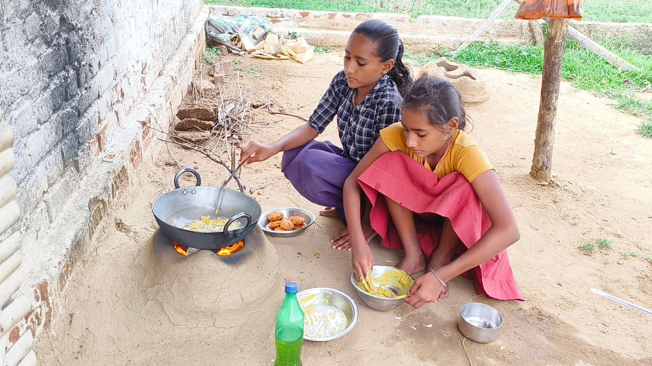 शाम का नाश्ता बनाया आलू चोप और प्याज पकौड़ा।।village youtubers।। Neelam Nigam