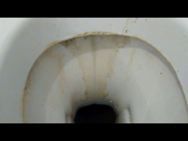 Comment enlever le dépôt marron au fond des toilettes ?