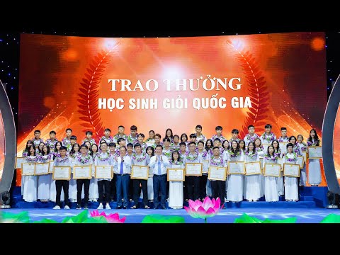 Video Xem 140 học sinh đạt giải cao tại các kỳ thi được UBND... - youtube