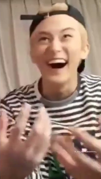his laugh is really addictive 🤣#mark#nct