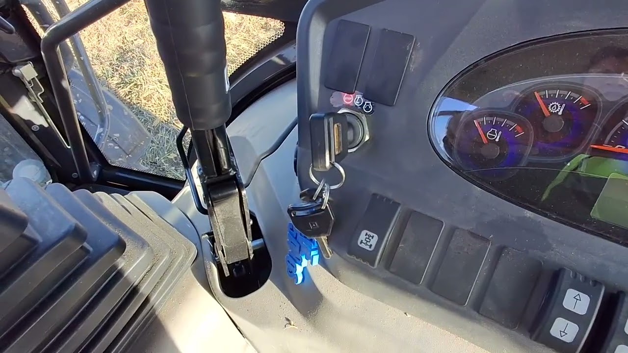 Экскаватор-погрузчик: запуск, переключение передач, реверс. B75D NEW HOLLAND, выпуск 2023 г.