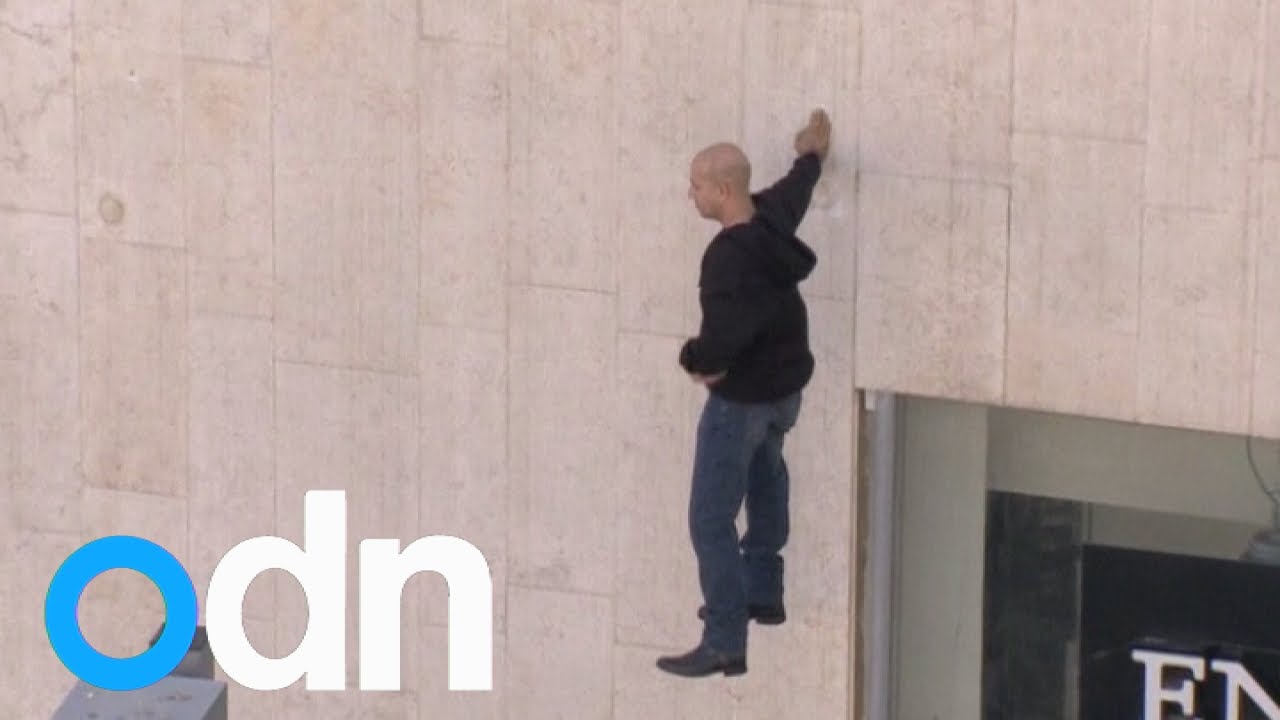 Israeli illusionist shocks crowd by 